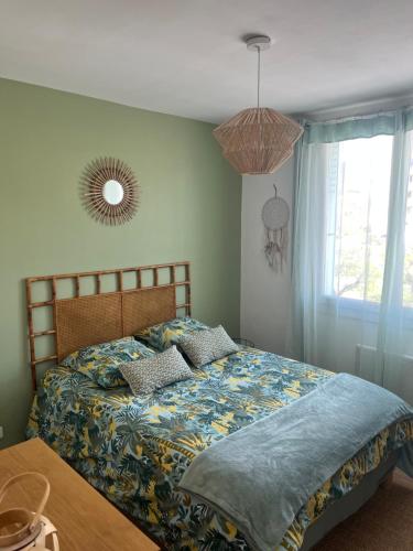 une chambre avec un lit, une table et un miroir dans l'établissement Appartement Cosy, à Manosque
