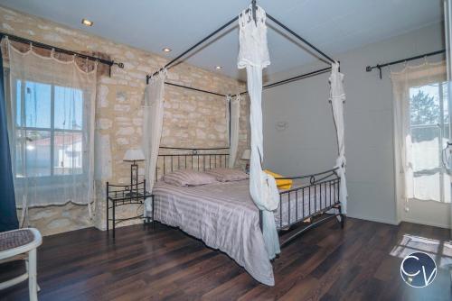 Postel nebo postele na pokoji v ubytování Maison en pierre avec piscine à Barjac, 16 personnes