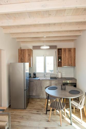 a kitchen with a table and a refrigerator at Nina's Apartments in Kómi