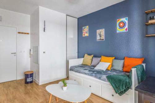 un salon avec un canapé et une table dans l'établissement Studio with balcony in the heart of La Rochelle, à La Rochelle