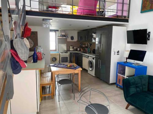 un séjour avec une cuisine avec mezzanine dans l'établissement Panier Apartment4 bedrooms 2 bathrooms terrace 12 rue Saint Pons, à Marseille