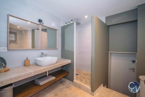 Koupelna v ubytování Maison en pierre avec piscine à Barjac, 16 personnes