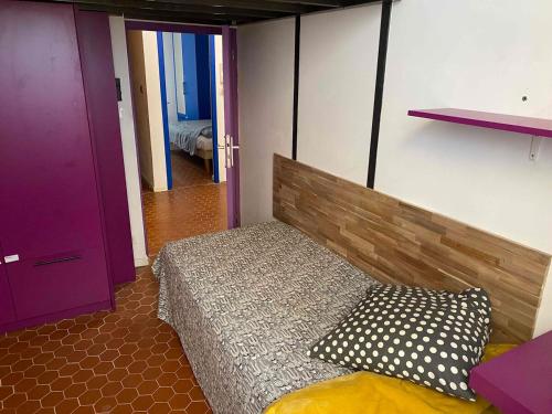 une chambre avec un lit avec un oreiller dessus dans l'établissement Panier Apartment4 bedrooms 2 bathrooms terrace 12 rue Saint Pons, à Marseille
