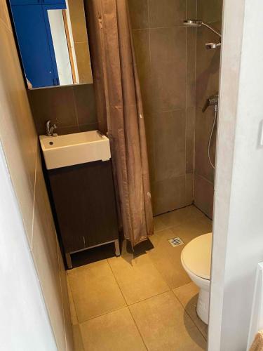 une salle de bain avec un lavabo et des toilettes dans l'établissement Panier Apartment4 bedrooms 2 bathrooms terrace 12 rue Saint Pons, à Marseille