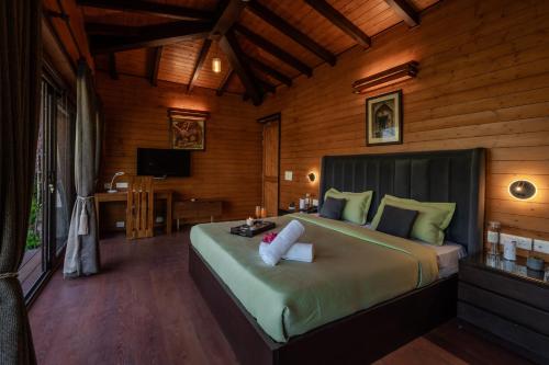 Postel nebo postele na pokoji v ubytování SaffronStays Timber Quest