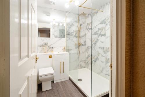 Ένα μπάνιο στο Elegant Apartment with Harbour Views