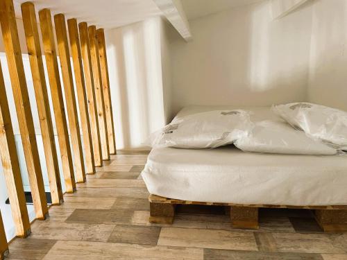 - un lit dans une chambre située à côté d'une rangée de fenêtres dans l'établissement Studio Cabine - Piscine & Parking, au Grau-dʼAgde