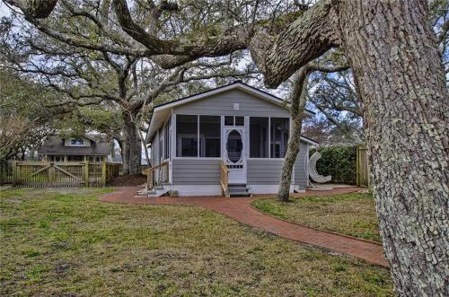 a small white house with a tree at Mr, Bennie's Cafe home in Harkers Island