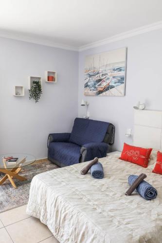a bedroom with a bed and a couch at Perla Paraisó in Playa Paraiso
