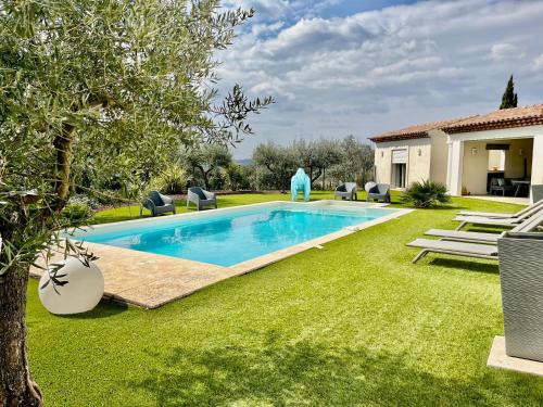 une piscine dans la cour d'une maison dans l'établissement Villa avec prestations de qualité, à Draguignan
