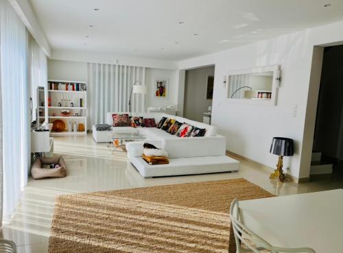 un salon blanc avec un canapé et une table dans l'établissement Villa avec prestations de qualité, à Draguignan