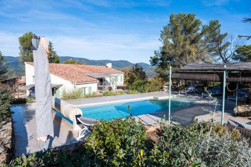 une image d'une piscine en face d'une maison dans l'établissement Maison de Rêve-Piscine-Activités-Vue Imprenable, à Grambois