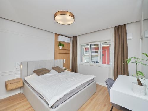 Ένα ή περισσότερα κρεβάτια σε δωμάτιο στο n17 Garden - Parking - WorkDesk - Blackout Rolls- Netflix - Wash&Dry