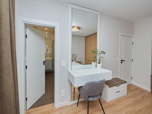 Ένα μπάνιο στο n17 Garden - Parking - WorkDesk - Blackout Rolls- Netflix - Wash&Dry