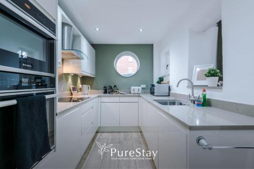 Η κουζίνα ή μικρή κουζίνα στο Beautiful 5 Bedroom House in Chester Centre Sleeps 12 by PureStay
