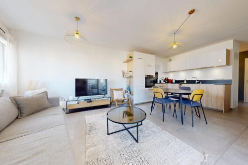 un salon avec un canapé et une table dans l'établissement Le Concert - Confortable 3 pièces de 60 m proche lac et Vieille Ville, à Annecy