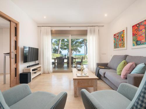Exclusiva Villa Saturn en Primera Línea de Playa en Alcudia con Jacuzzi