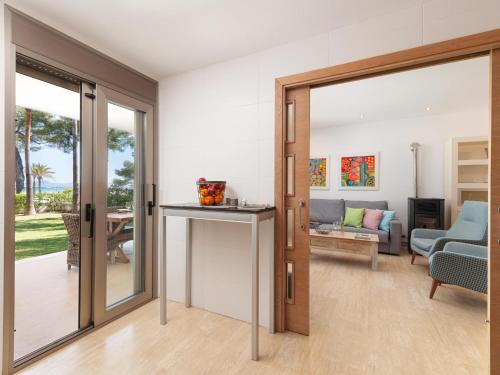 Exclusiva Villa Saturn en Primera Línea de Playa en Alcudia con Jacuzzi