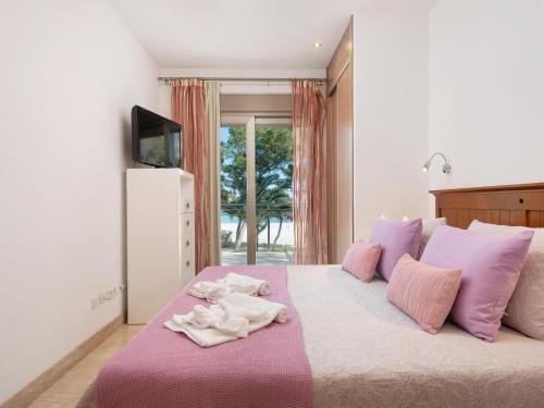 Exclusiva Villa Saturn en Primera Línea de Playa en Alcudia con Jacuzzi