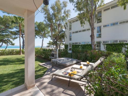 Exclusiva Villa Saturn en Primera Línea de Playa en Alcudia con Jacuzzi