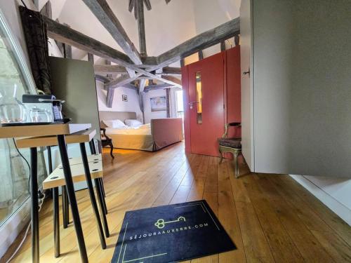 un salon avec un livre sur le sol dans l'établissement Robillard 3 - Séjour à Auxerre, à Auxerre