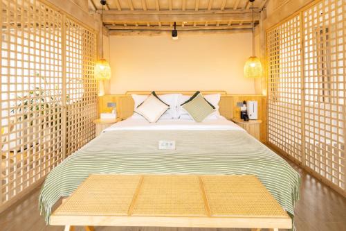 a bedroom with a bed in a room at Lijiang Jinghua Inn in Lijiang