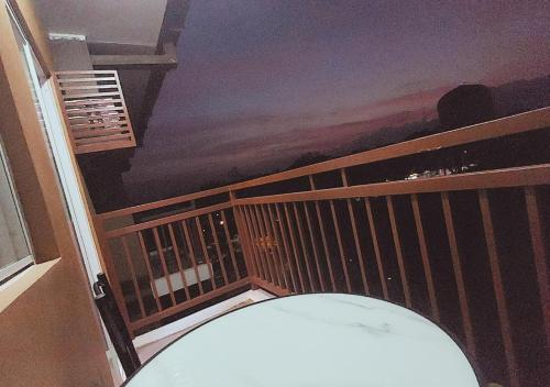 Balkón nebo terasa v ubytování Family-Friendly Condo with Free Parking, Pool and Gym in Palawan - B2 7Beryl