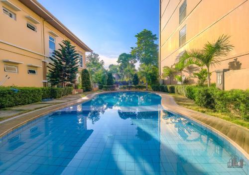 Bazén v ubytování Family-Friendly Condo with Free Parking, Pool and Gym in Palawan - B2 7Beryl nebo v jeho okolí
