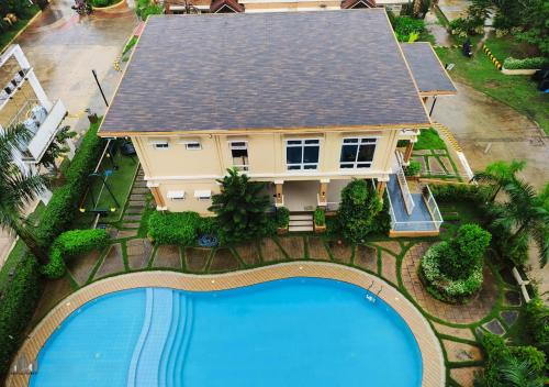 Bazén v ubytování Family-Friendly Condo with Free Parking, Pool and Gym in Palawan - B2 7Beryl nebo v jeho okolí