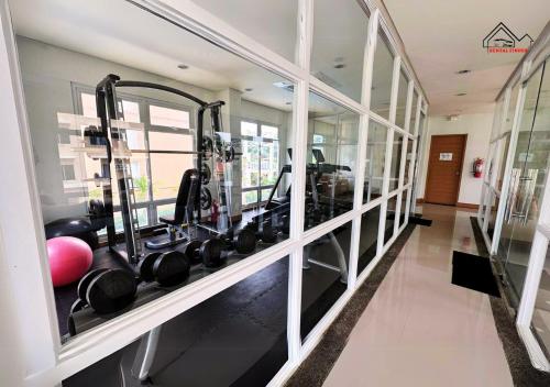 Fitness centrum a/nebo fitness zařízení v ubytování Family-Friendly Condo with Free Parking, Pool and Gym in Palawan - B2 7Beryl