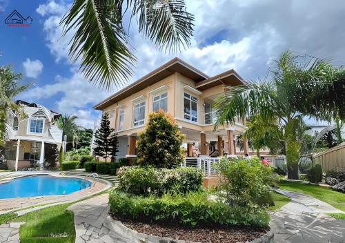Bazén v ubytování Family-Friendly Condo with Free Parking, Pool and Gym in Palawan - B2 7Beryl nebo v jeho okolí