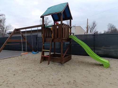 Gallery image of Fresh Garden Wellness apartman 2 em 6 in Siófok