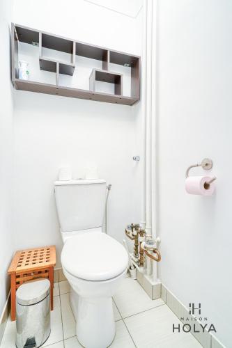 une salle de bain avec des toilettes blanches dans une chambre dans l'établissement Proche de Paris - La Populaire - 5MB, à Vanves