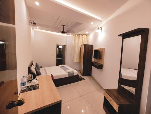 TV a/nebo společenská místnost v ubytování Prashanth Residency Madikeri