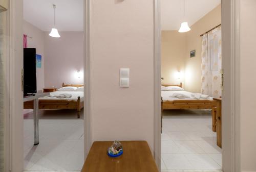 Postel nebo postele na pokoji v ubytování Anthi Studios & Apartments