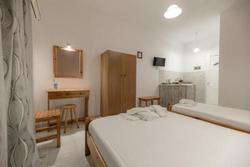 Postel nebo postele na pokoji v ubytování Anthi Studios & Apartments