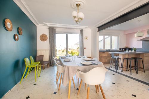 une salle à manger et une cuisine avec une table et des chaises dans l'établissement La Maison de Marion - 15min à pied de la plage, à Outreau