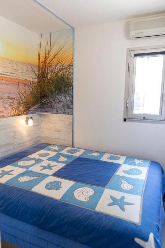ein Schlafzimmer mit einem Bett mit Blick auf den Strand in der Unterkunft Le Nautilus in Gruissan