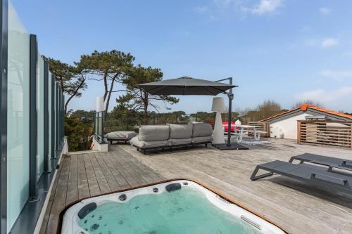 Rooftop avec jacuzzi et vue dégagée haut de gamme