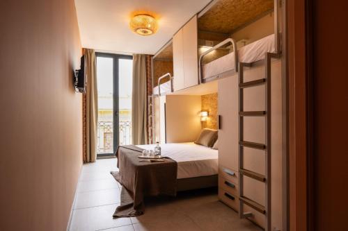 un dormitorio con una cama y una litera en The Loft House Sevilla, en Sevilla