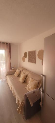 une chambre avec un lit avec des oreillers dessus dans l'établissement Appartement bord de mer, à Fréjus