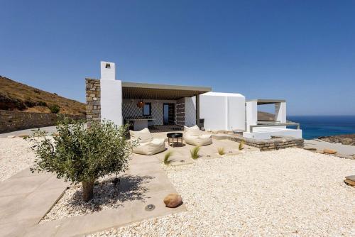 Gallery image of Rising Moon sea view villa near the beach in Molos Parou
