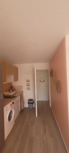 une cuisine avec une machine à laver dans une pièce dans l'établissement Appartement bord de mer, à Fréjus