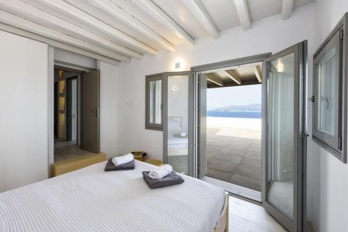 Gallery image of Rising Moon sea view villa near the beach in Molos Parou