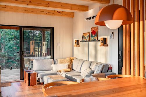 Гостиная зона в RidgeView - Mountain View and Spa Near Quebec City