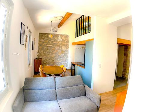 un salon avec un canapé et une table dans l'établissement Nouveau Appartement L'Authentique Montpellier Centre Ville Proche Gare, à Montpellier