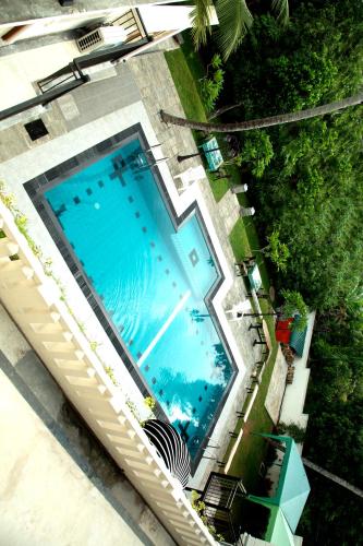 an overhead view of a large swimming pool at Forever City Hotel in Kiribathgoda