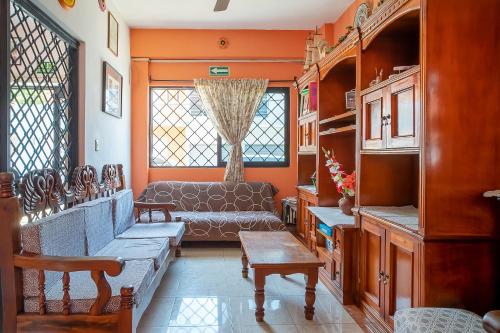 a living room with a couch and a table at Capital O Hotel Aurora, Tuxtla Gutiérrez in Tuxtla Gutiérrez