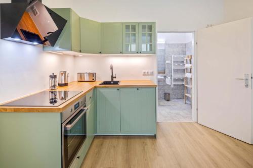 Kuchyň nebo kuchyňský kout v ubytování guest favorite quite retreat walk to center