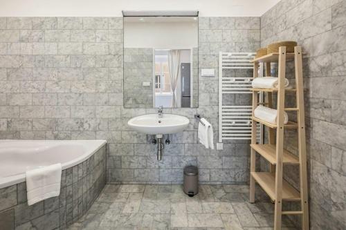 Koupelna v ubytování guest favorite quite retreat walk to center